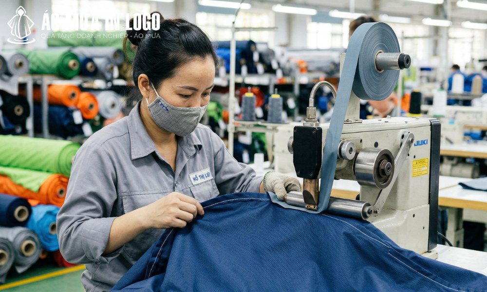 Sản xuất áo mưa