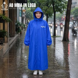 Người mẫu nữ mặc áo mưa bít hông AM-DB07 màu xanh dương cười rạng rỡ trên phố ngày mưa
