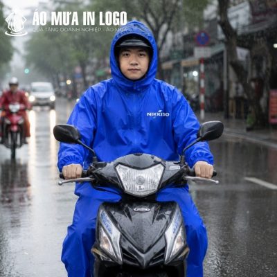 Người lái xe máy mặc áo mưa bít hông màu xanh dương vượt qua cơn mưa lớn an toàn