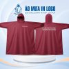 Thiết kế áo mưa dáng bít màu đỏ đô sang trọng, làm nổi bật logo ngân hàng in sắc nét ở ngực và lưng áo