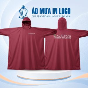 Thiết kế áo mưa dáng bít màu đỏ đô sang trọng, làm nổi bật logo ngân hàng in sắc nét ở ngực và lưng áo