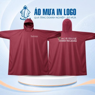 Thiết kế áo mưa dáng bít màu đỏ đô sang trọng, làm nổi bật logo ngân hàng in sắc nét ở ngực và lưng áo