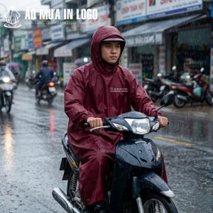 Cấu trúc kín hai bên hông kết hợp cùng thun bo cổ tay giúp bảo vệ cơ thể người dùng khô ráo tuyệt đối trước những cơn mưa lớn