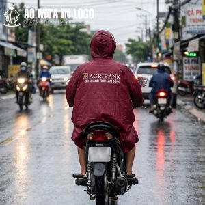 Mặt lưng áo liền khối vô cùng rộng rãi, biến người mặc thành một đại sứ quảng bá thông điệp tài chính đến với cộng đồng
