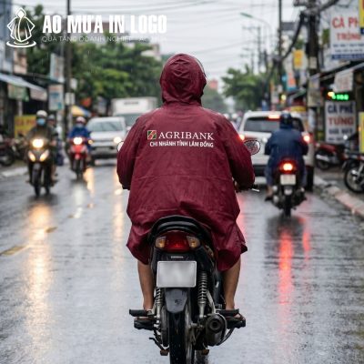 Mặt lưng áo liền khối vô cùng rộng rãi, biến người mặc thành một đại sứ quảng bá thông điệp tài chính đến với cộng đồng
