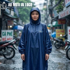 Thiết kế mũ trùm đầu và khóa kéo tiện lợi của áo mưa Ford AM-DB02, bảo vệ người dùng hiệu quả trong điều kiện thời tiết xấu.