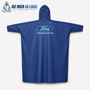 Mặt sau áo mưa với diện tích in logo lớn, truyền tải rõ nét thông điệp thương hiệu Ford Chi nhánh Cần Thơ.