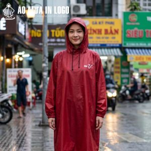 Một bạn nữ trẻ trung mặc áo mưa AM-DB01, mỉm cười trên đường phố Việt Nam vào một ngày mưa.
