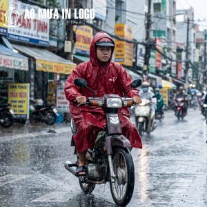 Người đàn ông mặc áo mưa AM-DB01 khi đang lái xe máy trên đường phố đông đúc ngày mưa, thể hiện tính ứng dụng cao của sản phẩm.