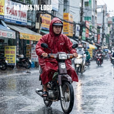Người đàn ông mặc áo mưa AM-DB01 khi đang lái xe máy trên đường phố đông đúc ngày mưa, thể hiện tính ứng dụng cao của sản phẩm.