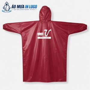 Mặt sau của áo mưa bít AM-DB01 với logo thương hiệu lớn, nổi bật trên nền vải đỏ đô.