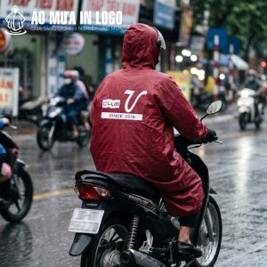 Góc nhìn từ phía sau cho thấy logo thương hiệu trên lưng áo mưa vẫn rất rõ nét khi người dùng đang di chuyển bằng xe máy trên đường.