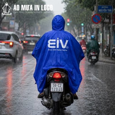 Mặt sau áo mưa in logo EIV kích thước lớn nổi bật khi di chuyển trên đường phố đông đúc dưới trời mưa