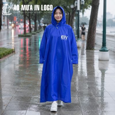 Form dáng áo mưa cài cạnh che phủ toàn thân giúp người đi bộ hoàn toàn khô ráo