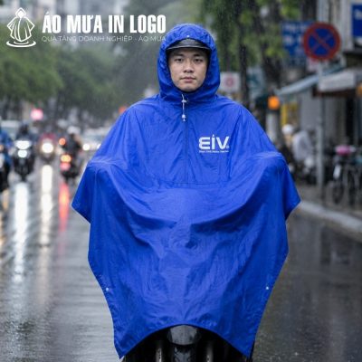 Thiết kế vạt trước rộng rãi che phủ phần đầu xe máy bảo vệ người lái khỏi mưa gió