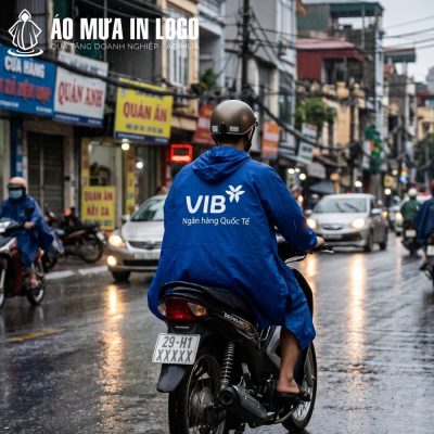 Logo VIB nổi bật trên lưng áo, biến người mặc thành đại sứ thương hiệu di động trên mọi nẻo đường, ngay cả trong điều kiện thời tiết không thuận lợi.