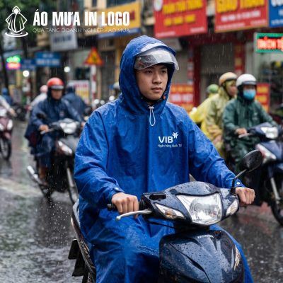 Kiểu dáng áo rộng rãi, có mũ trùm sâu và dây rút tiện lợi, bảo vệ người lái xe máy khỏi mưa gió mà vẫn đảm bảo tầm nhìn.