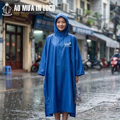Áo mưa vừa dành cho người đi xe máy,, vừa là vật dụng hữu ích cho người đi bộ, thể hiện sự quan tâm chu đáo của doanh nghiệp đến khách hàng và nhân viên.