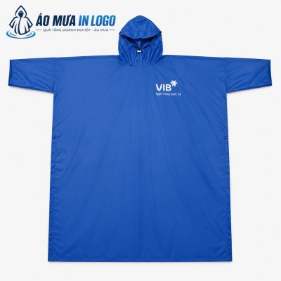 Mặt trước áo mưa với logo VIB được in sắc nét ở ngực trái, một vị trí tinh tế nhưng vẫn đảm bảo nhận diện thương hiệu.