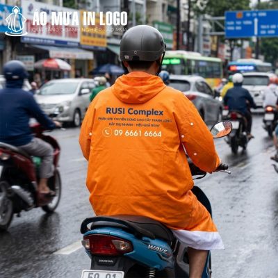 Mặt sau áo mưa hiển thị rõ nét thông tin thương hiệu RUSI Complex cùng số điện thoại liên hệ