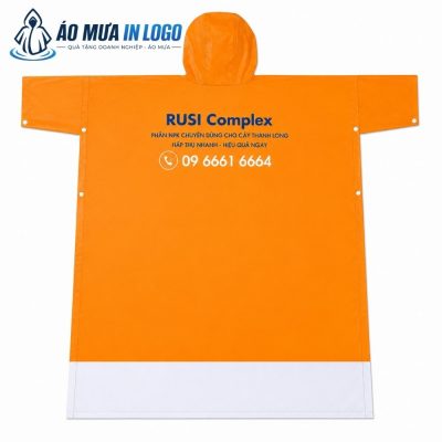 Mặt sau của áo mưa cài cạnh AM-CC14 phẳng phiu hiển thị trọn vẹn thông tin quảng cáo của RUSI Complex