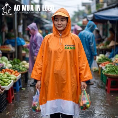 Người phụ nữ mặc áo mưa AM-CC14 thoải mái đi chợ mua sắm thực phẩm dưới trời mưa tầm tã