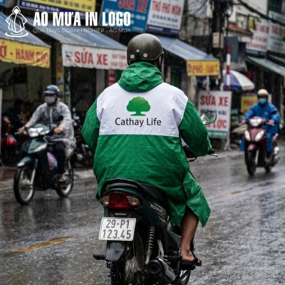 Logo Cathay Life in khổ lớn sắc nét phía sau lưng áo mưa AM-CC15 tạo hiệu ứng nhận diện thương hiệu từ xa