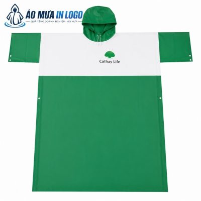 Chi tiết mặt trước áo mưa cài cạnh AM-CC15 với phần mũ trùm đầu màu xanh lá cây đồng bộ