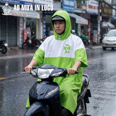 Sự tiện lợi và an toàn của áo mưa cài cạnh khi lái xe máy dưới trời mưa