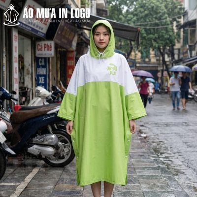 Kiểu dáng thời trang và trẻ trung của áo mưa cài cạnh khi sử dụng đi bộ dưới mưa