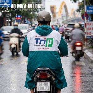 Logo thương hiệu Trip nổi bật trên lưng áo mưa, dễ dàng nhận diện từ xa ngay cả khi đang di chuyển trong thành phố.
