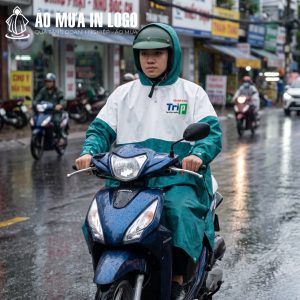 Áo mưa bảo vệ người lái xe máy hiệu quả trong điều kiện trời mưa, giữ cho trang phục khô ráo.
