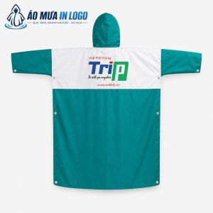 Mặt sau áo mưa với diện tích in ấn lớn, truyền tải đầy đủ thông điệp thương hiệu và website.