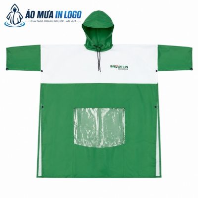 Chi tiết mặt trước áo mưa AM-CC16 trải phẳng với ô kính trong suốt ở vạt trước và hàng cúc bấm dọc sườn