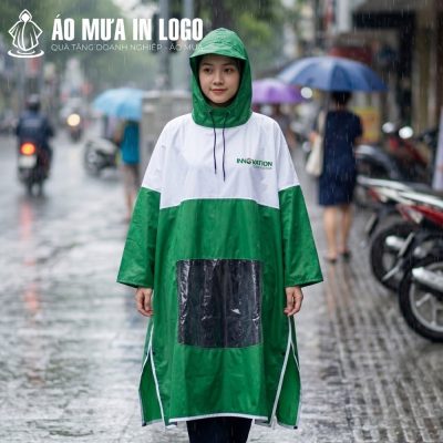Người mẫu mặc áo mưa AM-CC16 trực diện dưới trời mưa thể hiện phom dáng ôm khít và mũ trùm tiện lợi