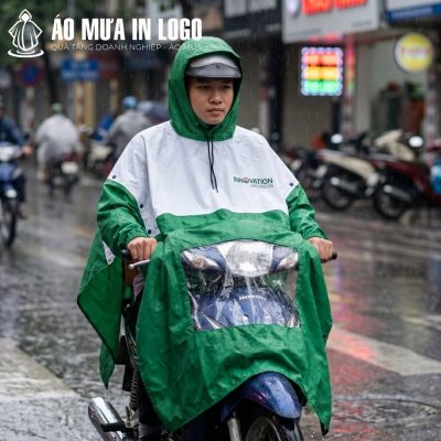 Người lái xe máy sử dụng áo mưa AM-CC16 với phần tà trước phủ qua đầu xe giúp đảm bảo ánh sáng đèn pha