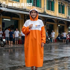 Một cô gái trẻ mỉm cười rạng rỡ khi khoác trên mình chiếc áo mưa SHB trên con phố ẩm ướt sau cơn mưa.