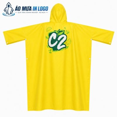 Ảnh chụp phẳng mặt sau của áo mưa cài cạnh màu vàng C2 nổi bật với họa tiết lá trà và chanh tươi