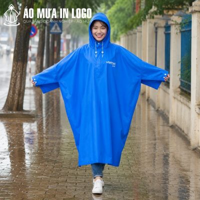 Mẫu áo mưa cài cạnh AM-CC17 màu xanh dương nổi bật được người dùng mặc khi đi bộ dưới mưa