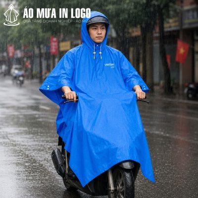 Người điều khiển xe máy phủ vạt trước áo mưa qua đầu xe để bảo vệ khỏi nước mưa tạt trực diện