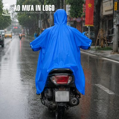 Mặt sau áo mưa phẳng phiu che trọn người lái xe và yên sau, giữ cho người dùng luôn khô ráo