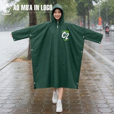 Áo mưa cài cạnh rộng rãi trên dáng người nữ