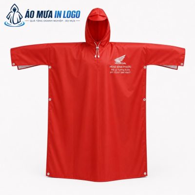 Chi tiết mặt trước của áo mưa với logo Honda HEAD Bình Phước, dây rút mũ và các nút bấm bên hông được gia công tỉ mỉ.