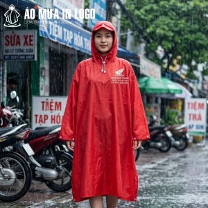 Mẫu áo mưa quà tặng màu đỏ khi được người dùng nữ mặc, form dáng rộng rãi, phù hợp với nhiều vóc dáng.