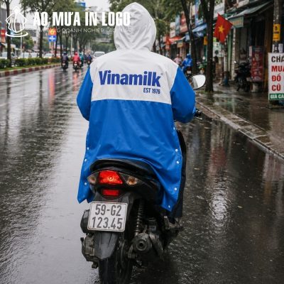 Góc chụp từ phía sau nam nhân viên lái xe máy khoe logo Vinamilk in lớn nổi bật