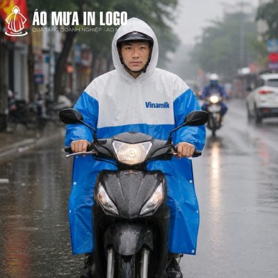 Nam nhân viên mặc áo mưa lái xe máy an toàn trên đường phố mưa gió