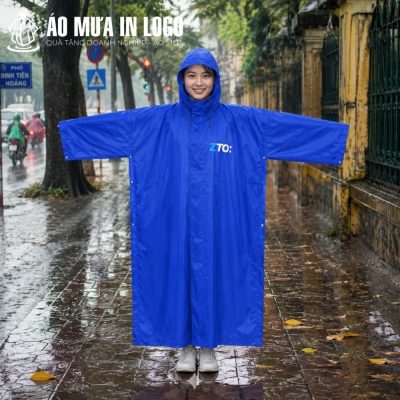 Người mẫu mặc áo mưa cài cạnh AM-CC11 dang rộng tay thể hiện phom dáng chữ T rộng rãi che phủ toàn thân