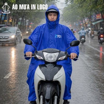 Nam tài xế mặc áo mưa cài cạnh AM-CC11 di chuyển an toàn trên đường phố dưới trời mưa lớn