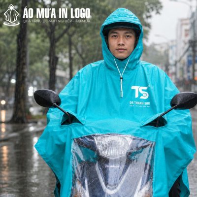 Sự kết hợp giữa khe xỏ gương chiếu hậu và ô nhựa trong suốt giúp người lái xe máy di chuyển an toàn trong đêm mưa