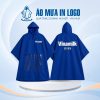 Thiết kế áo mưa cánh dơi màu xanh dương nổi bật với phần logo thương hiệu được in sắc nét ở ngực trái và trung tâm sau lưng.